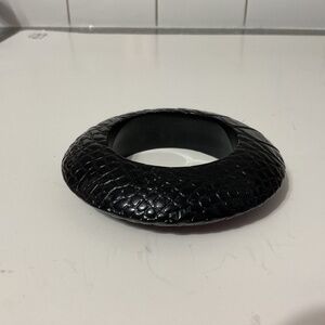 VTG Snakeskin Style Bracelet Black Resin Metal